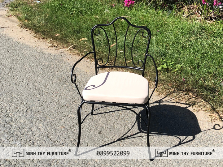 Điều gì giúp bàn ghế sắt mỹ nghệ được nhiều người yêu thích 2 Một trong những mẫu ghế sắt mỹ nghệ được sản xuất tại xưởng Minh Thy Furniture