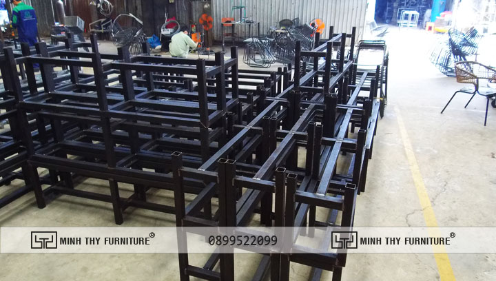 Quy trình sản xuất ghế băng dài khung kim loại, mê ngồi gỗ sồi 3 Hoàn thiện khung ghế chờ
