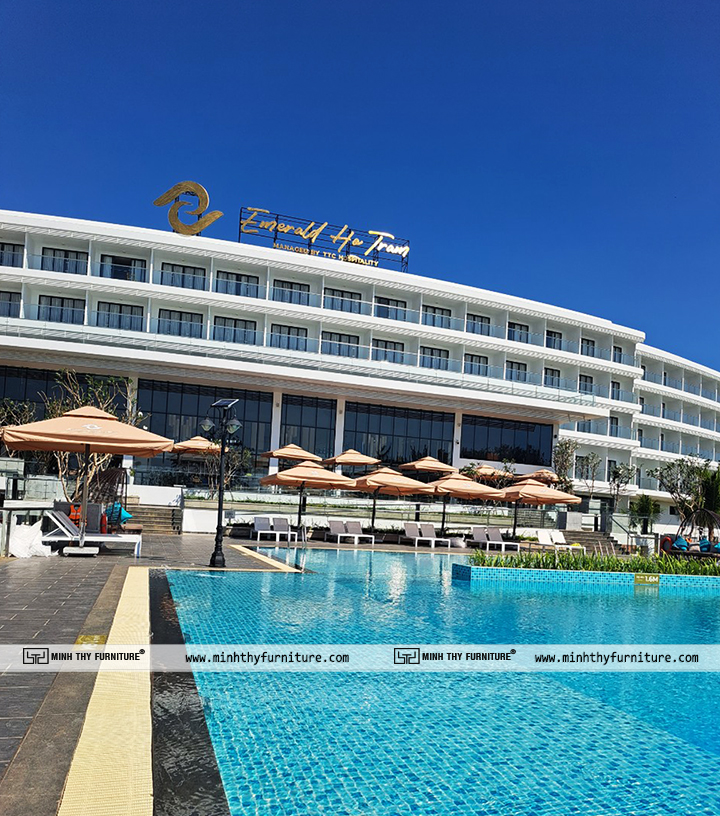 Emerald Hồ Tràm Resort - Ghế hồ bơi lưới Textilene - Dù Che Nắng