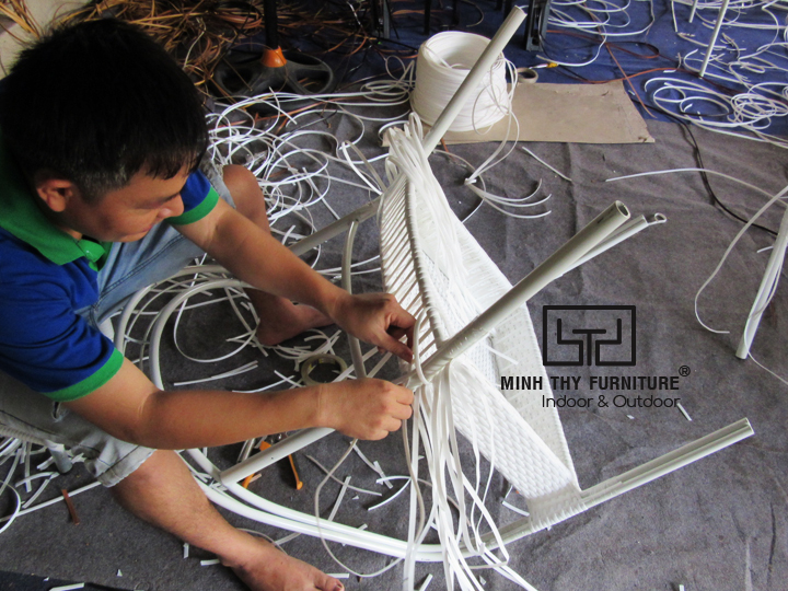 Cách Minh Thy Furniture tạo ra những mẫu ghế cafe mây nhựa chất lượng