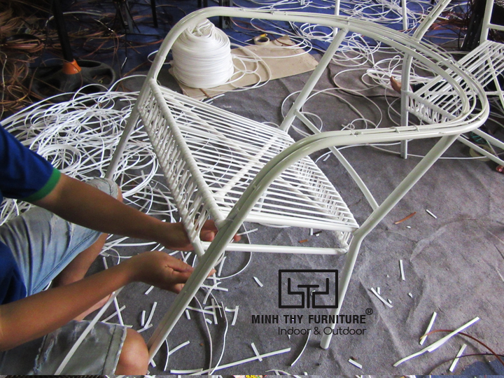 Cách Minh Thy Furniture tạo ra những mẫu ghế cafe mây nhựa chất lượng