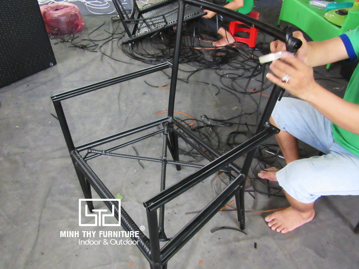 Cận cảnh công việc đan thủ công ghế café nhựa giả mây tại xưởng sản xuất Nội thất Minh Thy