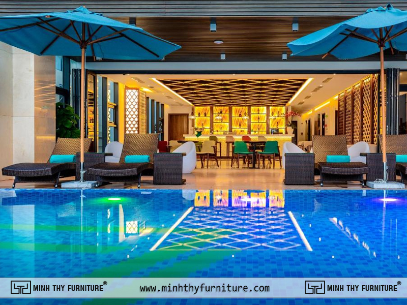 Dàn ghế hồ bơi mây nhựa MT462 xếp thành hàng tại không gian resort nghỉ dưỡng cao cấp