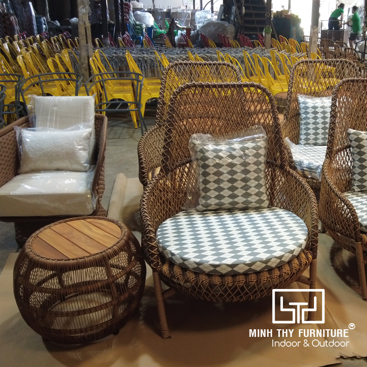 Ghế thư giãn MT2061 với khung nhôm sơn tĩnh điện chống gỉ sét, thân ghế đan sợi nhựa giả mây kháng UV, đệm mút bọc vải dày 5cm êm ái có khóa kéo tháo rời dễ vệ sinh. Kích thước ghế 930x930x1080mm, phù hợp đặt ban công, sân vườn hoặc hồ bơi.