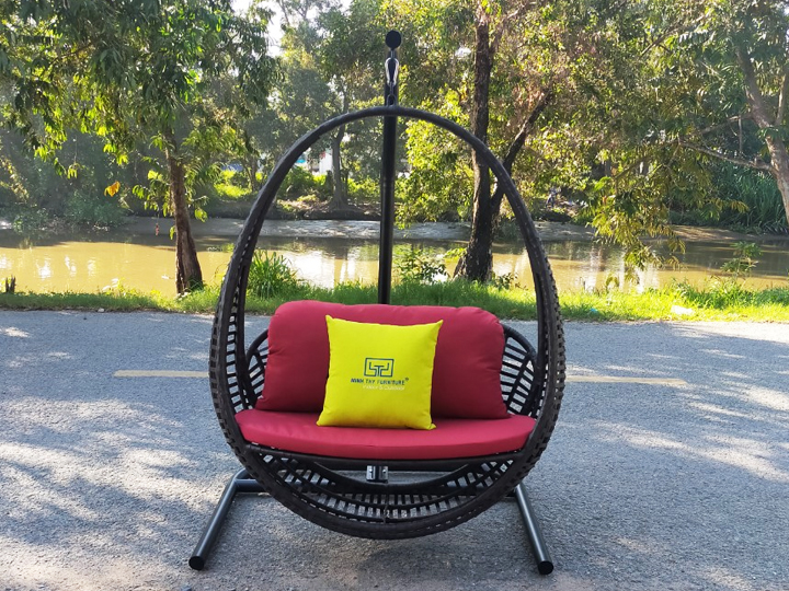 Những mẫu bàn ghế ban công mà bạn không thể bỏ qua. 21 Ghế xích đu ngoài trời sân vườn