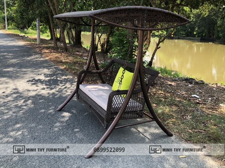Ghế xích đu mây nhựa trong nhà