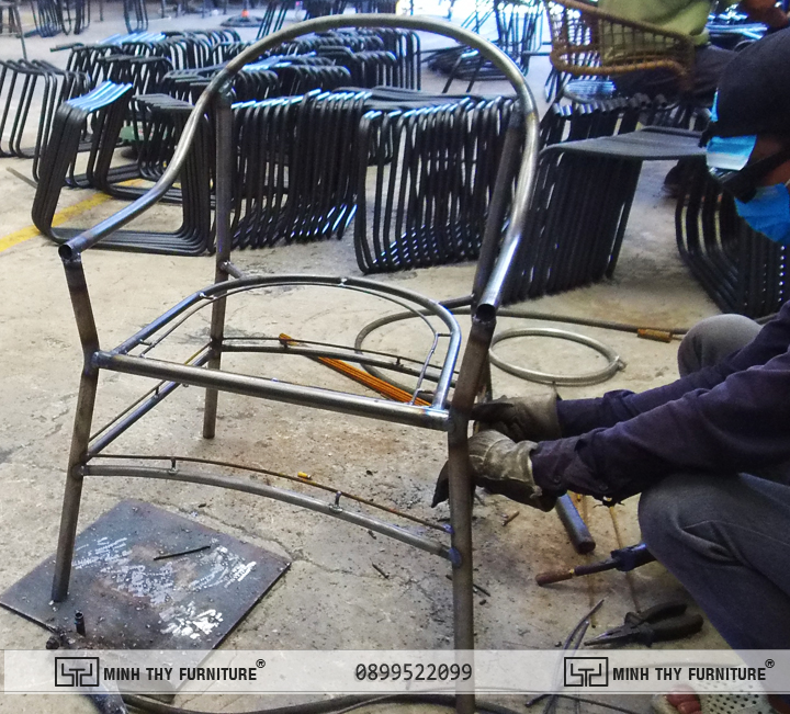 Quy trình sản xuất nội ngoại thất xuất khẩu tại Xưởng Minh Thy 2 Hàn kín khung ghế cafe nhựa giả mây ngoài trời