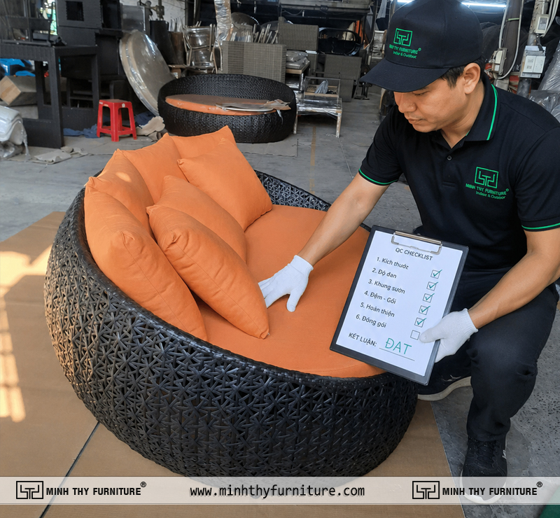 Kiểm tra chất lượng bàn ghế ngoài trời trước khi xuất xưởng