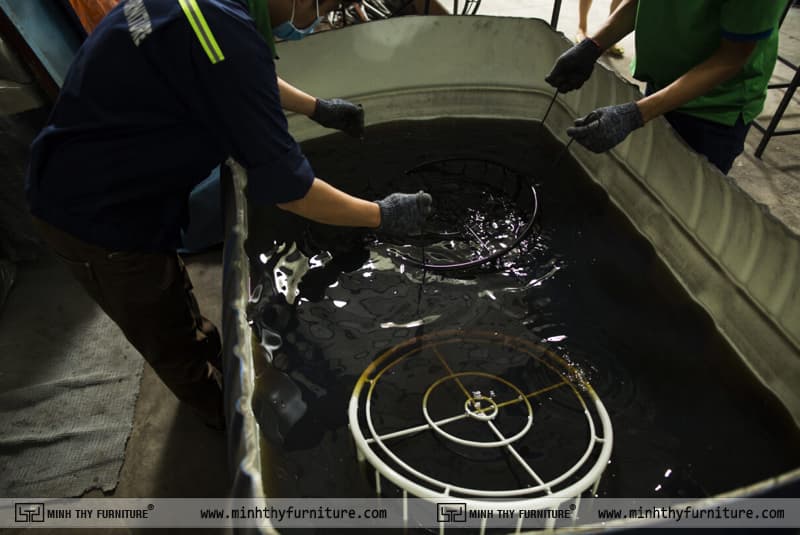 Công đoạn nhúng dầu sau khi sơn tĩnh điện