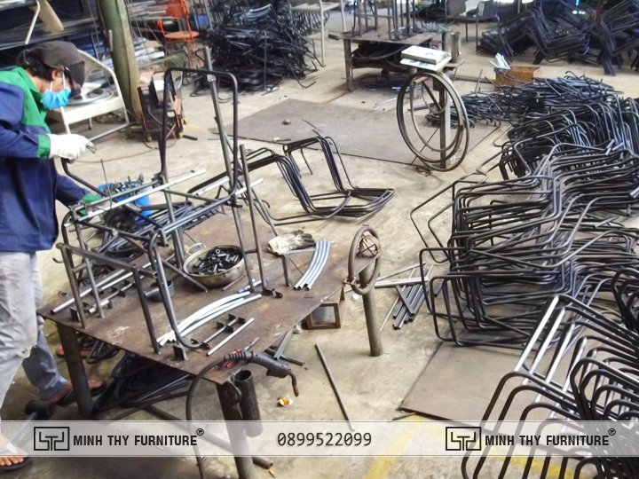 Ghế Cafe Đan Dây Dù Thủ Công: Quy Trình Sản Xuất Tỉ Mỉ & Chất Lượng Xuất Khẩu 2 Lên khung cho bộ bàn ghế cho bộ bàn ghế cafe đan dây dù