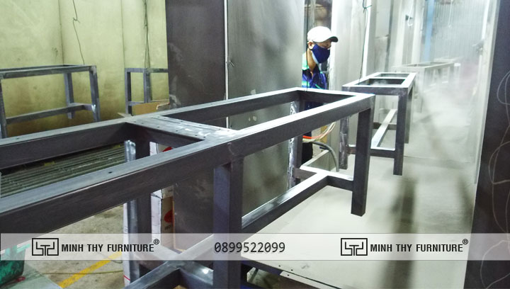 Quy trình sản xuất ghế băng dài khung kim loại, mê ngồi gỗ sồi 4 Công đoạn sơn khung ghế