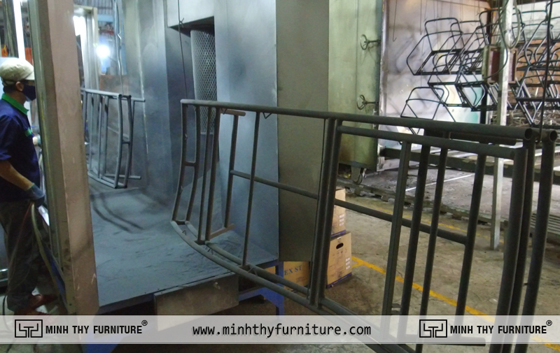 Quy trình sơn tĩnh điện khung ghế hồ bơi mây nhựa MT462 tại xưởng sản xuất Nội Thất Minh Thy