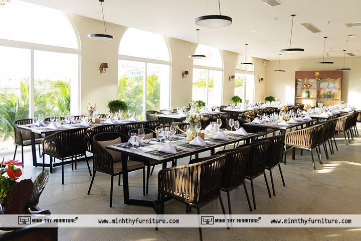 Bàn ghế nhà ăn tại Teatro Club Phú Quốc