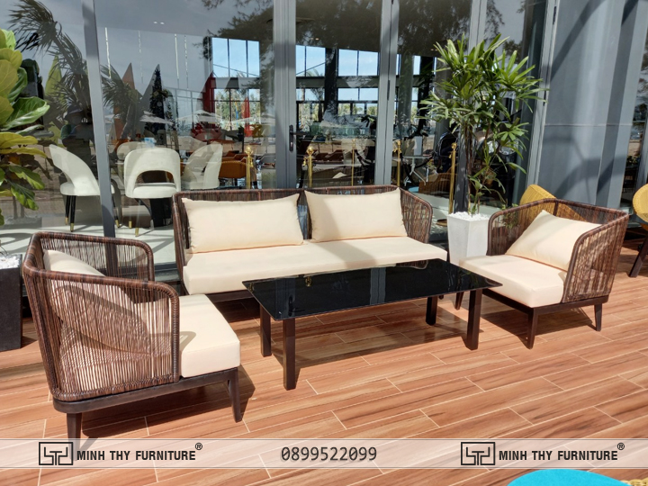 Thiết trí hài hòa về màu sắc không gian với set sofa tiếp khách ngoài trời