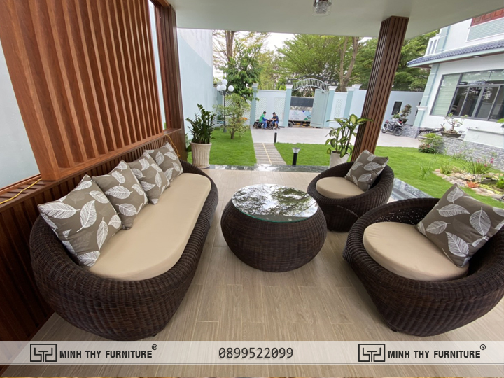 Trưng bày sofa mây nhựa tại chòi hóng mát sân vườn