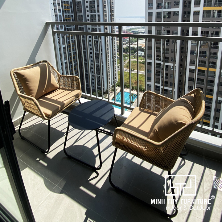 Bàn tròn thép sơn tĩnh điện MT2004 sang trọng.Ghế nhựa giả mây MT2004 với khung kim loại sơn tĩnh điện.