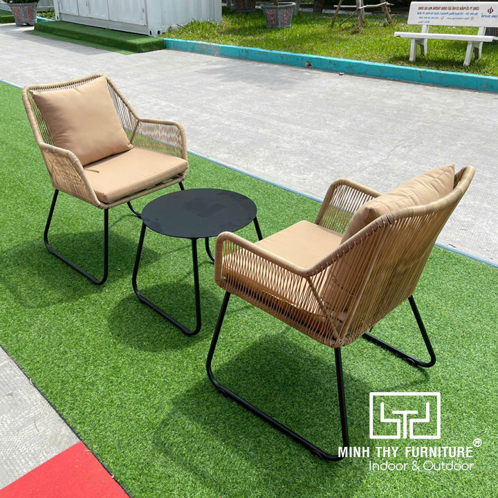 Bộ bàn ghế ban công nhựa giả mây MT2004 hiện đại, gọn gàng.