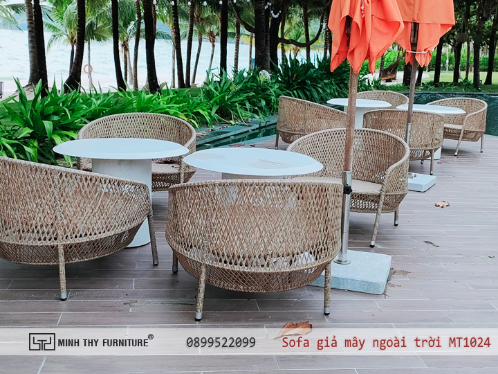 sử dụng đúng cách giúp kéo dài tuổi thọ bàn ghế giả mây ngoài trời thêm 2-3 năm