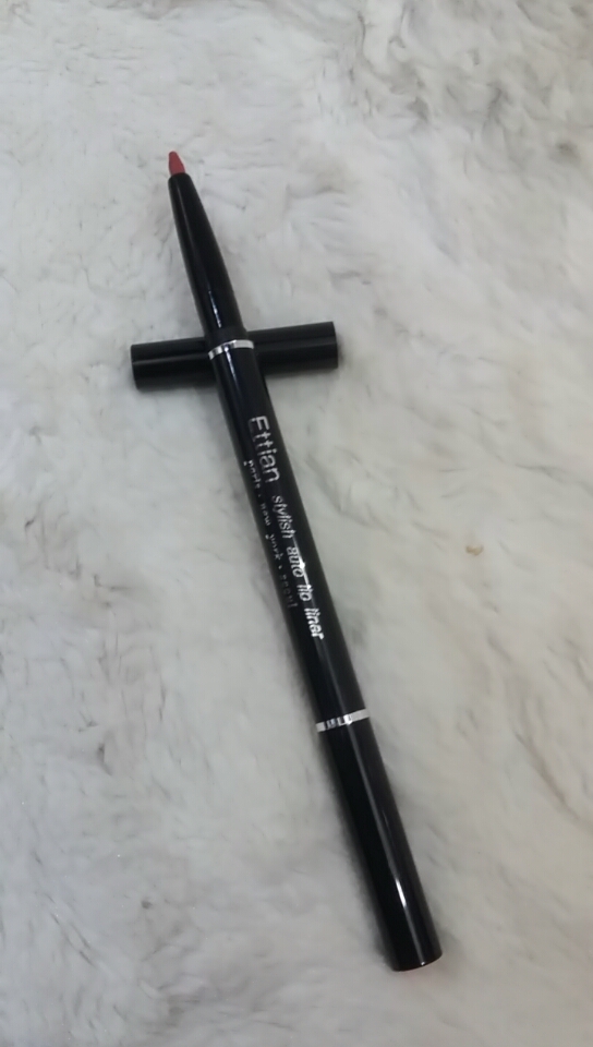 Chì môi gel vặn Ettian