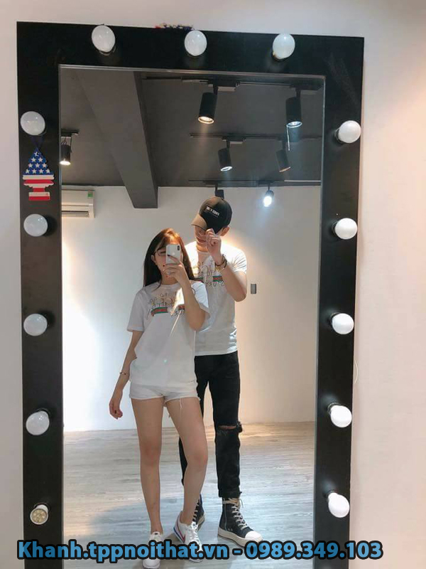 mau-gia-ke-teo-quan-ao-shop-thoi-trang-dep-tai-ha-noi