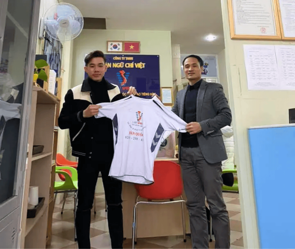 CÁC CỰU DU HỌC SINH VỀ THAM LẠI HÀN NGỮ CHÍ VIỆT