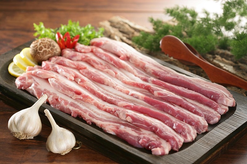 Nên chọn loại thịt 3 chỉ hoặc thịt vai sấn để gói bánh chưng
