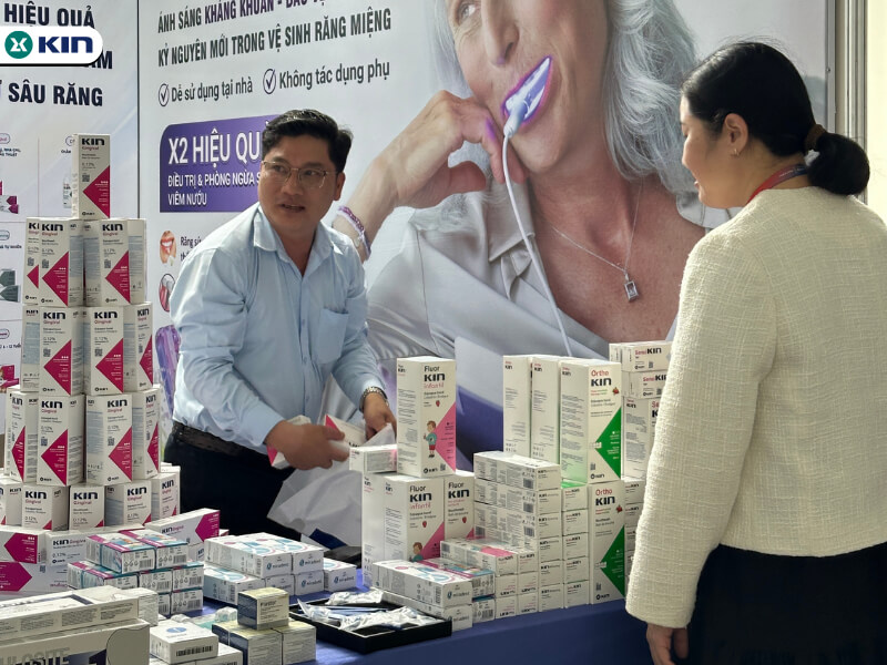 Bác sĩ đặt mua sản phẩm KIN tại hội nghị VLU 2026