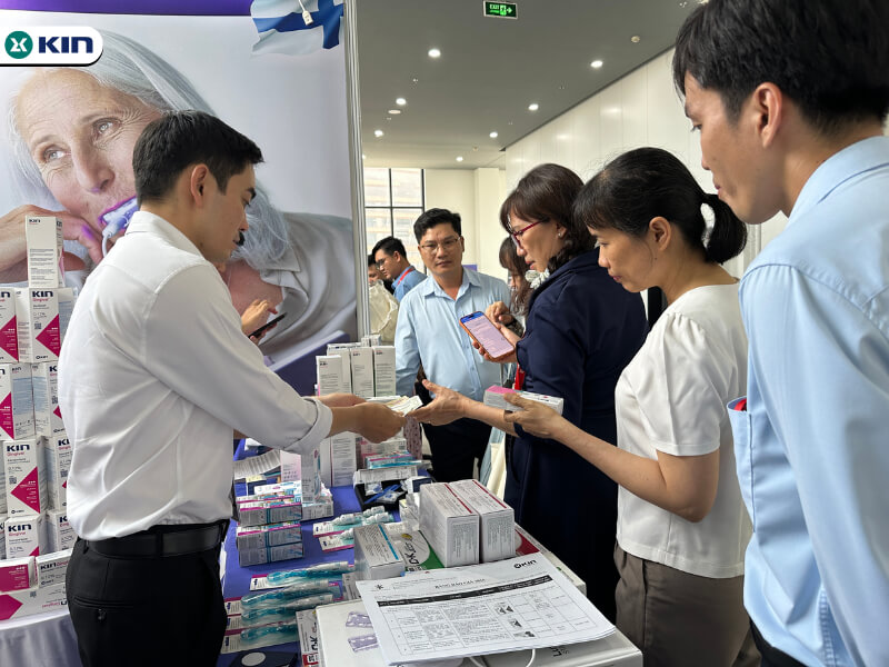 Bác sĩ tham quan và mua sản phẩm tại gian hàng KIN Việt Nam