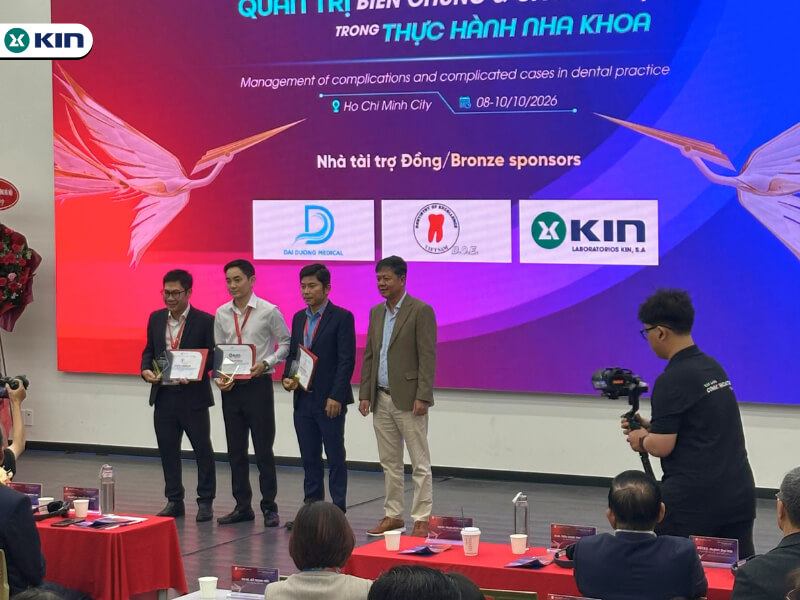 Đại diện KIN Việt Nam nhận kỷ niệm chương và thư cảm ơn từ Ban Tổ chức VLU 2026