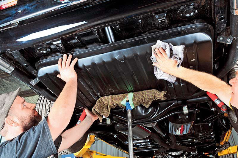 cach-xu-ly-khi-do-nham-nhien-lieu-tren-xe-o-to