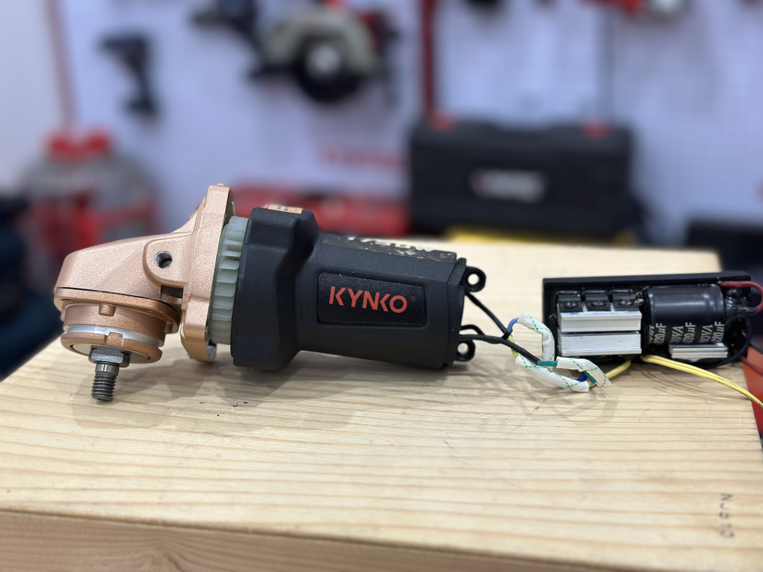 Máy mài không chổi than KYNKO KD100 (S1M-KD100-100)