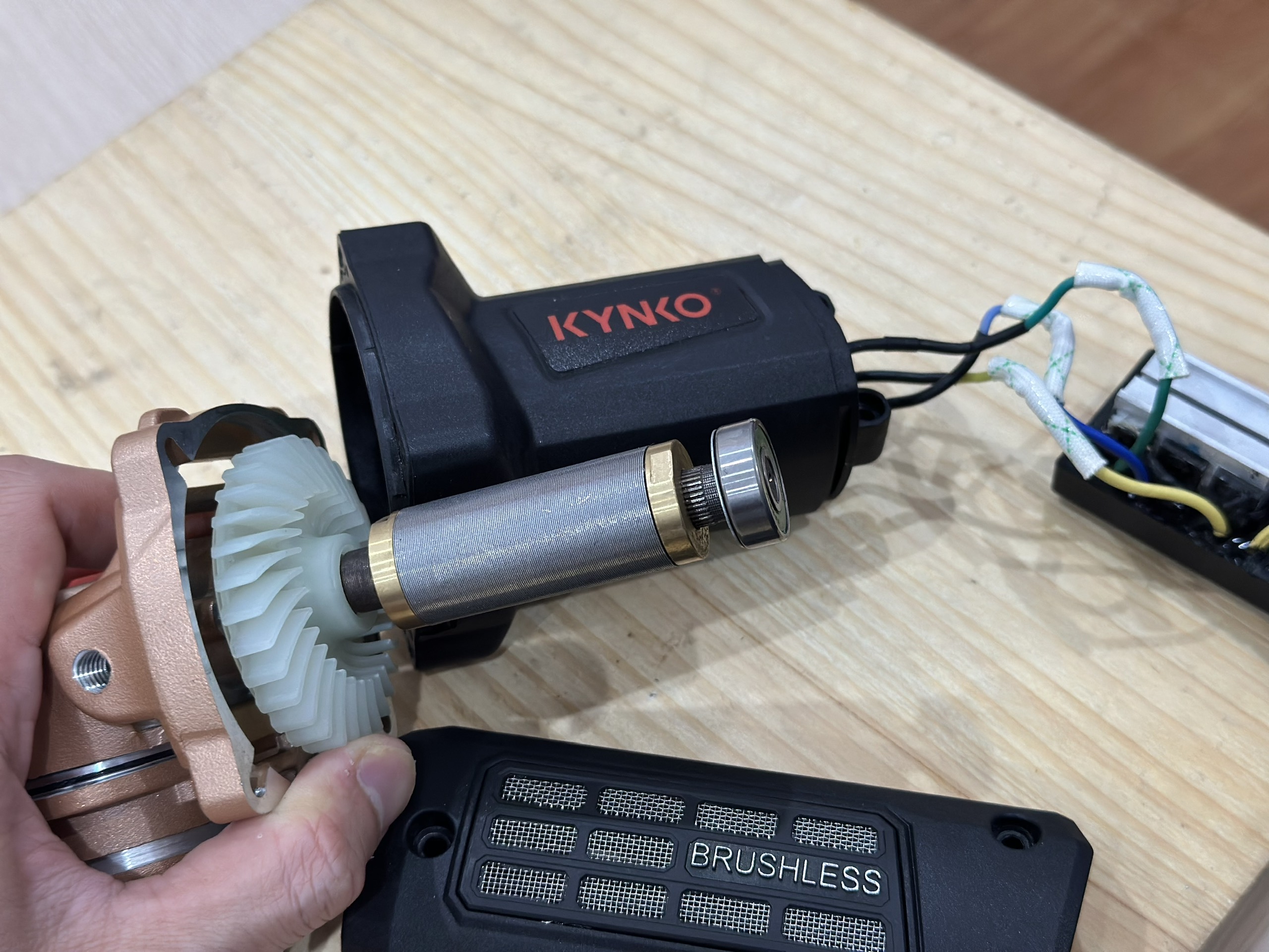 Máy mài không chổi than KYNKO KD100 (S1M-KD100-100)