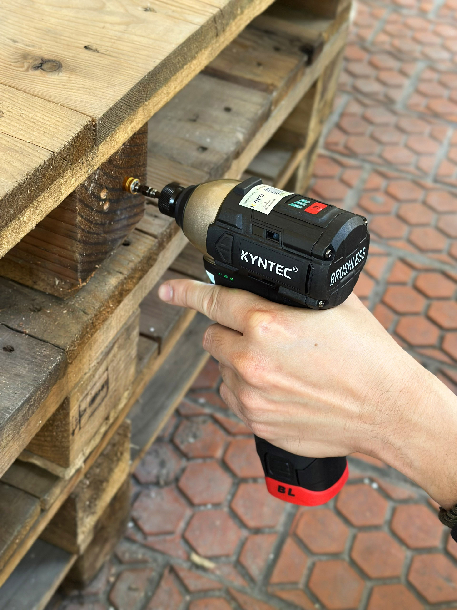 BỘ CHUYÊN BẮT VÍT PIN 16V KYNTEC KT63 - 180