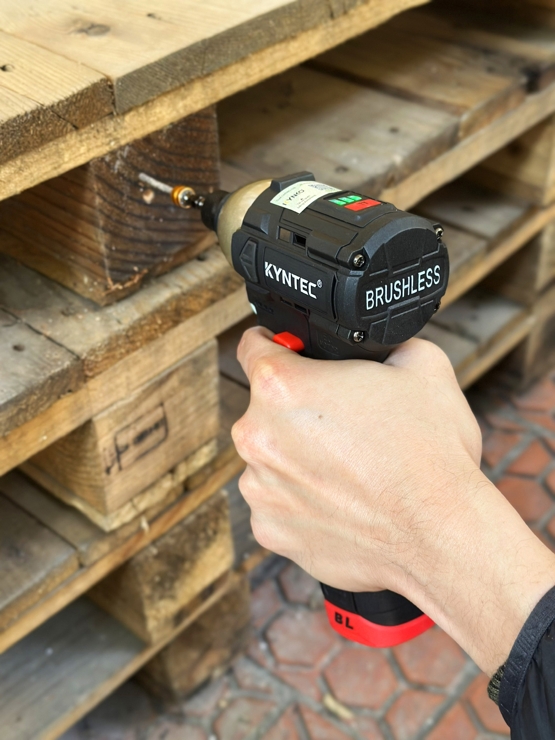 BỘ CHUYÊN BẮT VÍT PIN 16V KYNTEC KT63 - 180