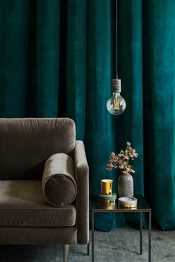 Vải nhung dày dặn bọc sofa và may rèm cửa sang trọng