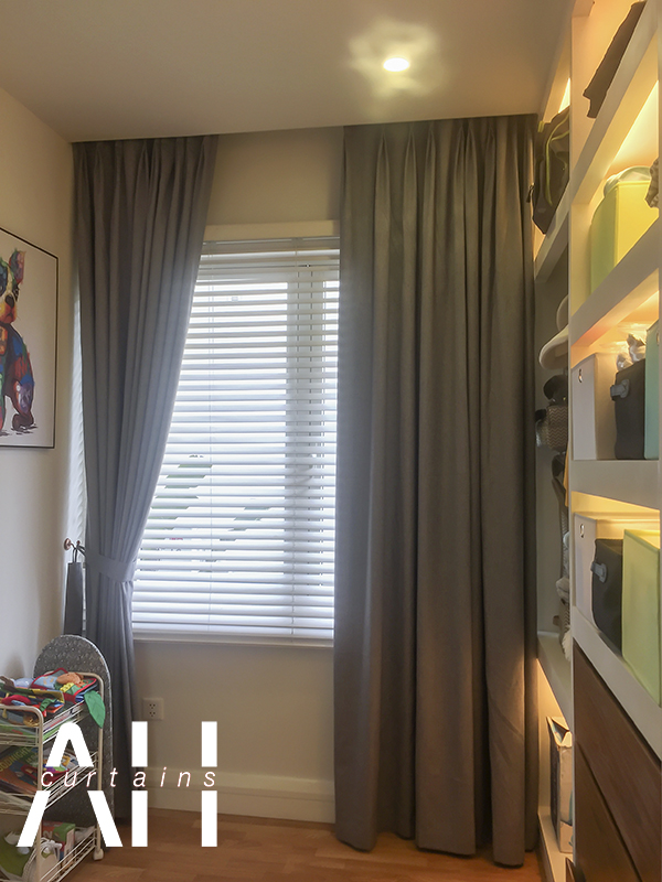Việc treo rèm cửa đúng cách không chỉ giúp cho ngôi nhà của bạn trở nên sang trọng và hiện đại hơn mà còn giúp giảm thiểu nhiệt độ và tình trạng chói mắt bức từ ánh nắng. Để đảm bảo treo rèm cửa đúng cách, bạn cần lựa chọn các kiểu rèm phù hợp với không gian và thiết kế nhà cửa của mình.
