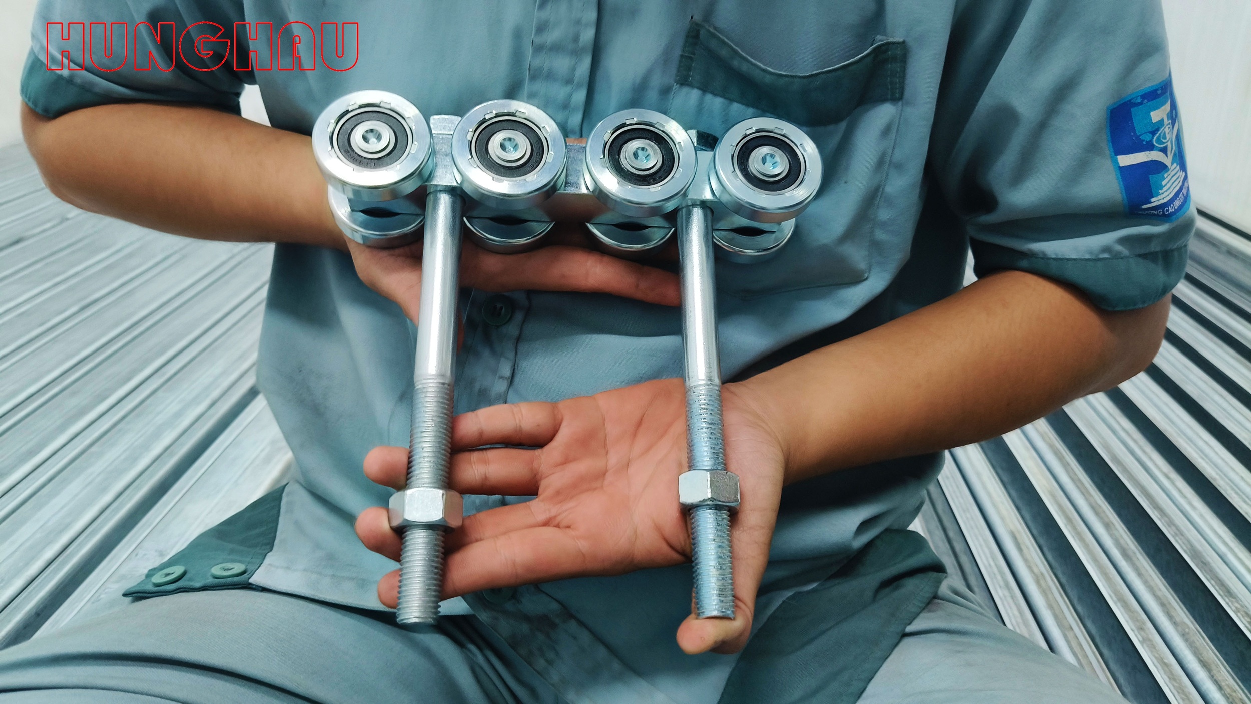 Bánh xe treo 8 lăn, tải trọng 600kg, dùng máng 3.5mm