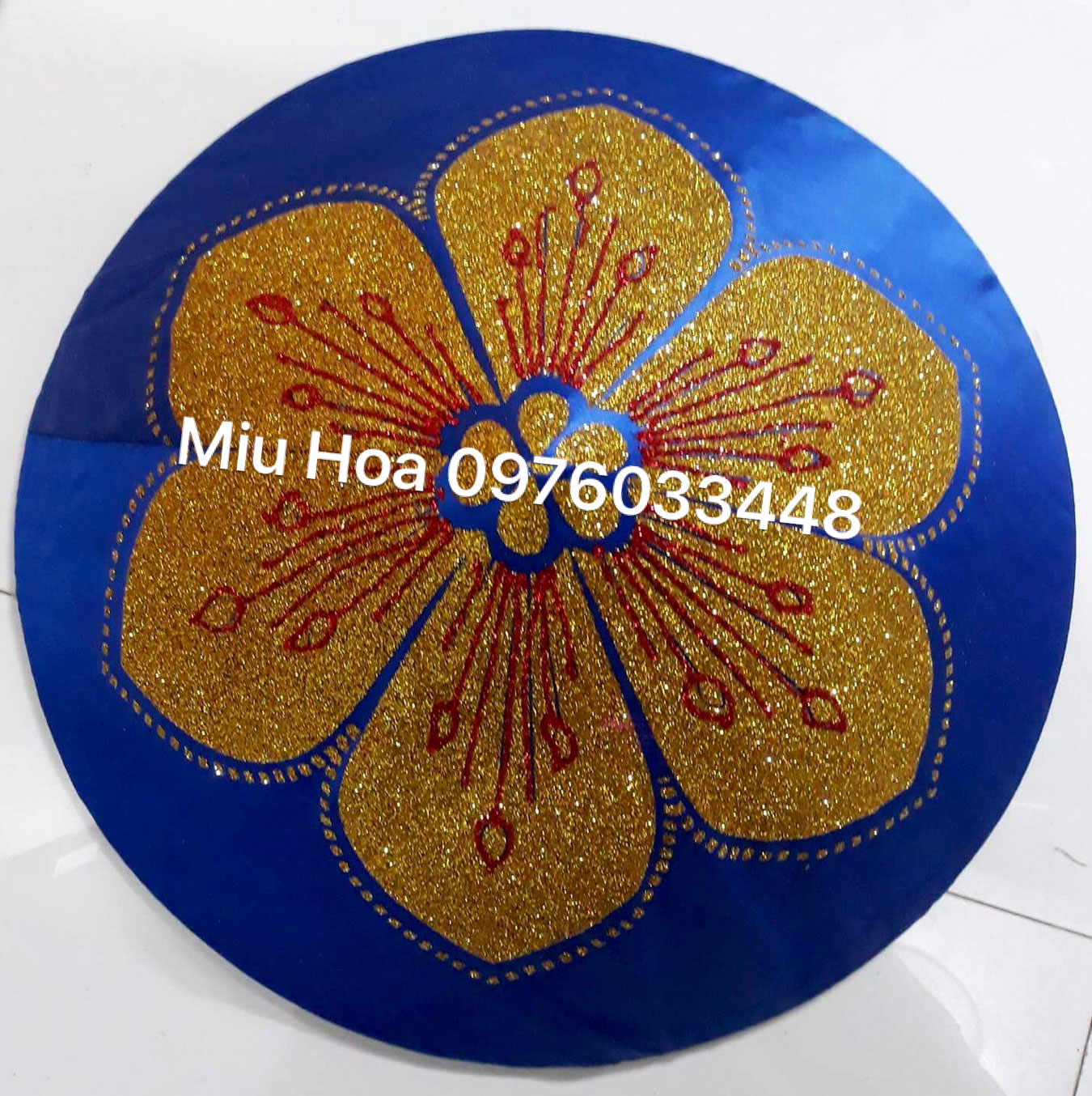 Bọc nón sen nền xanh dương