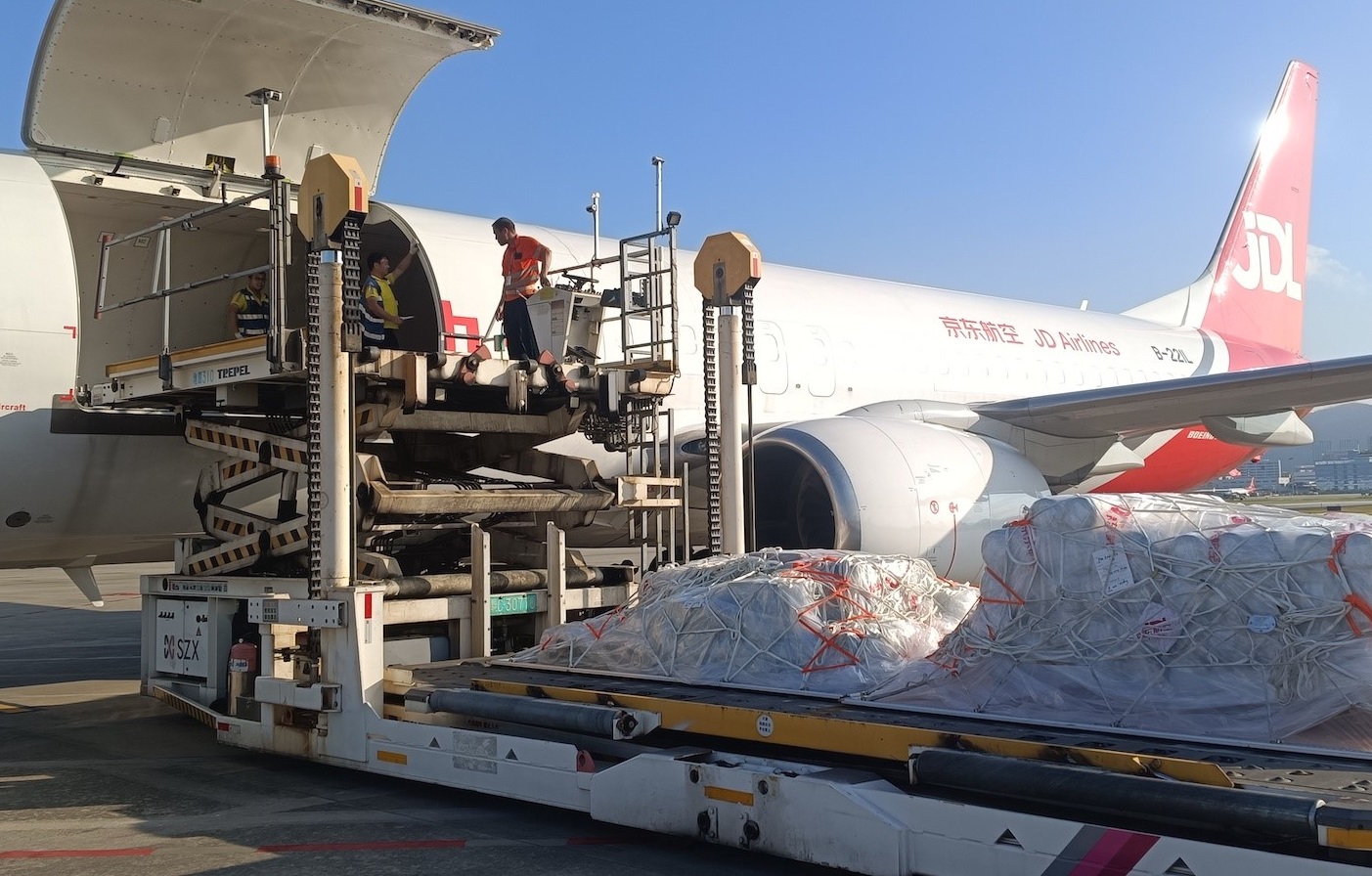 JD AIRLINES OPENS AN INTERNATIONAL CARGO FLIGHT CONNECTING CHINA AND VIETNAM