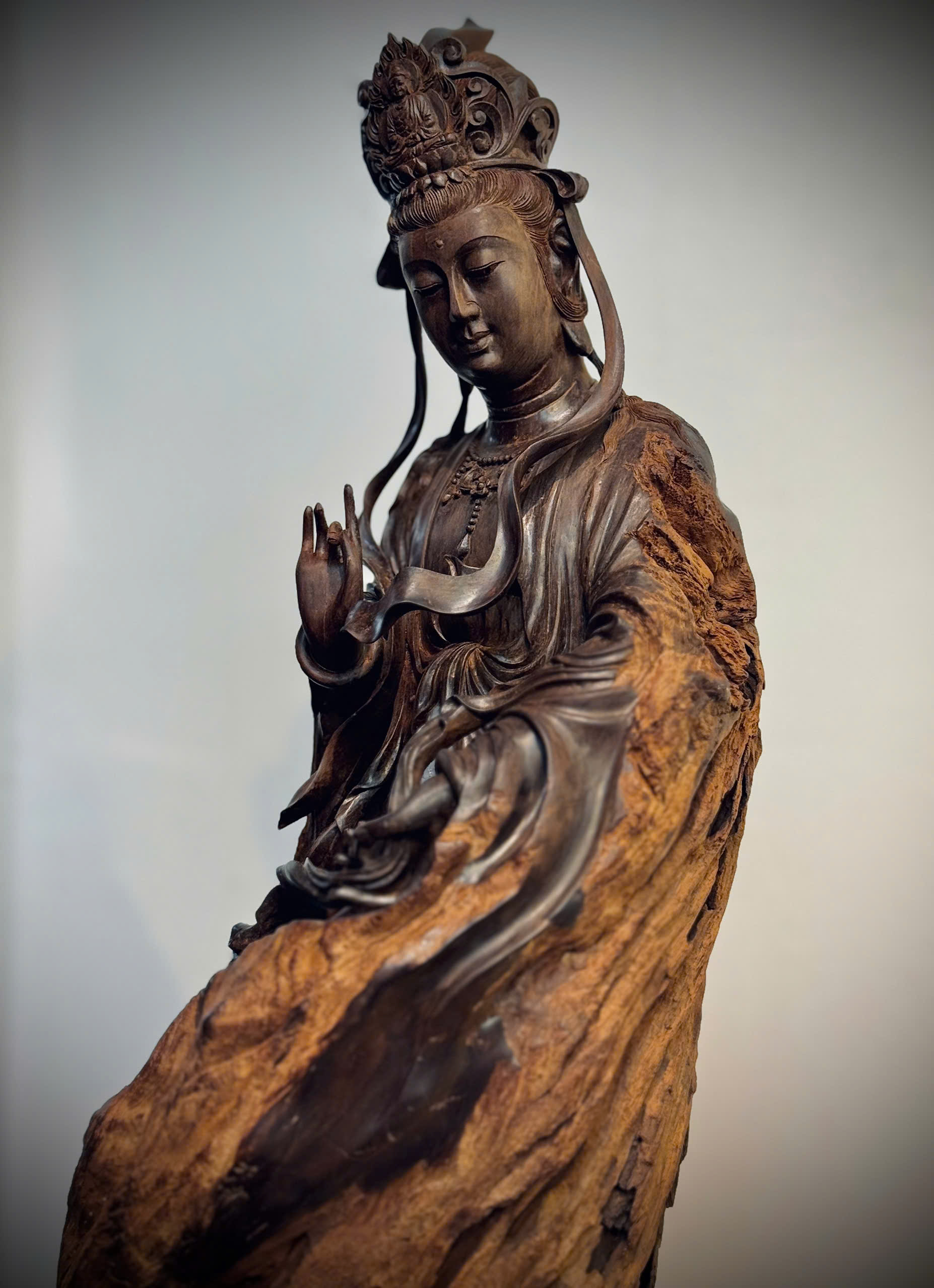 TƯỢNG PHẬT QUAN ÂM ĐỨNG TRÊN ĐÀI SEN