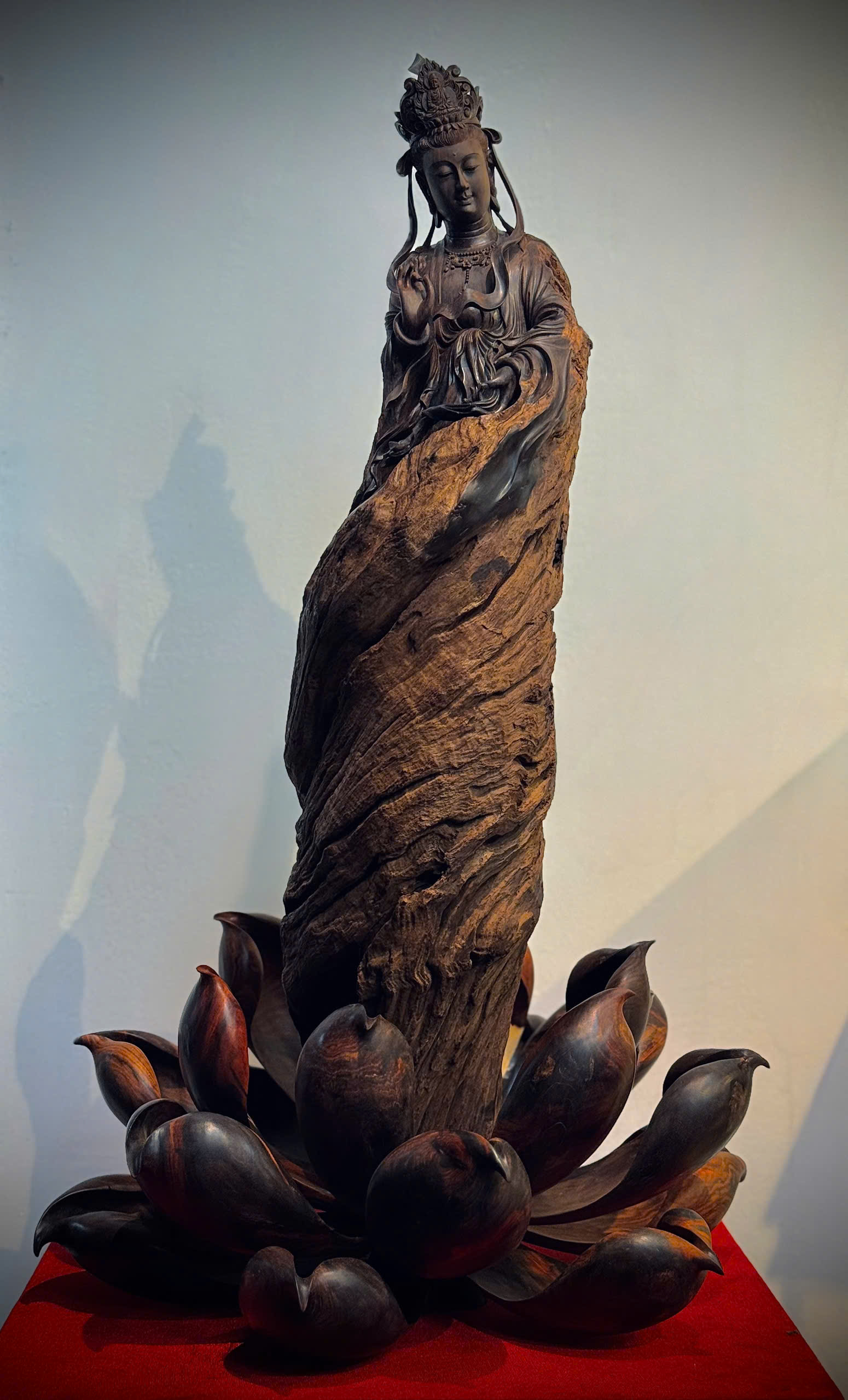 TƯỢNG PHẬT QUAN ÂM ĐỨNG TRÊN ĐÀI SEN