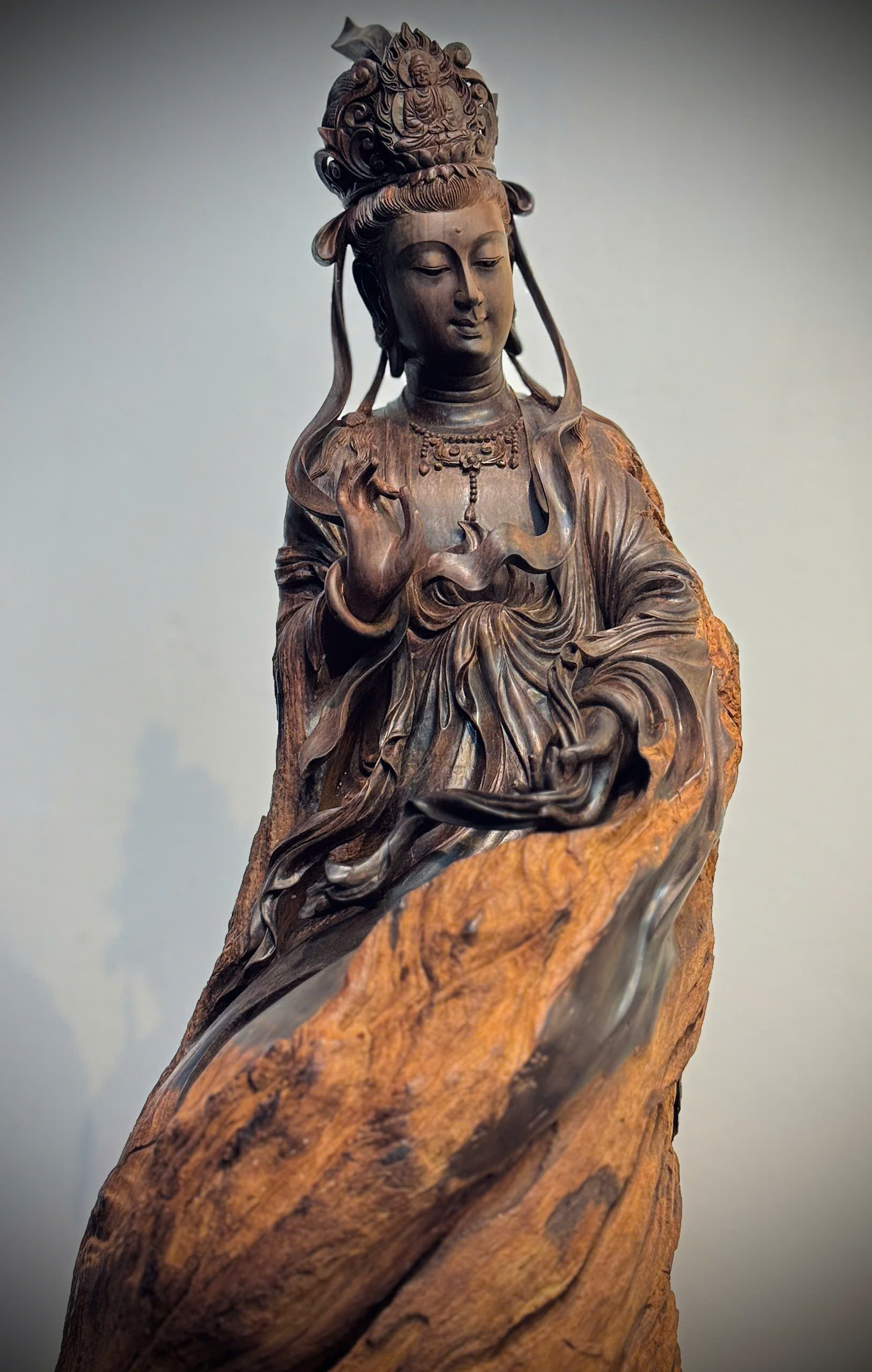 TƯỢNG PHẬT QUAN ÂM ĐỨNG TRÊN ĐÀI SEN