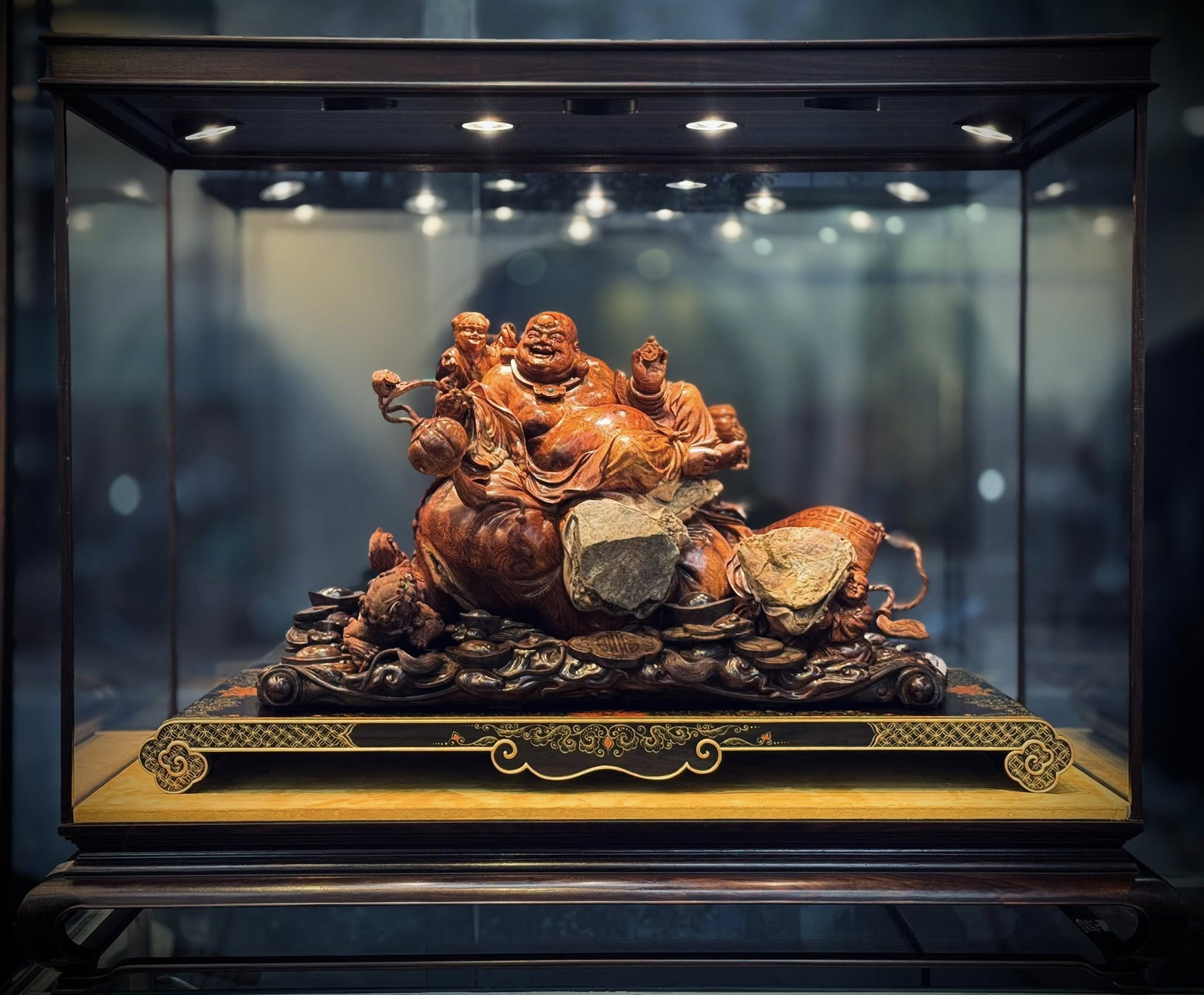 DI LẶC TAM PHÚC GỖ SƯA ÔM ĐÁ