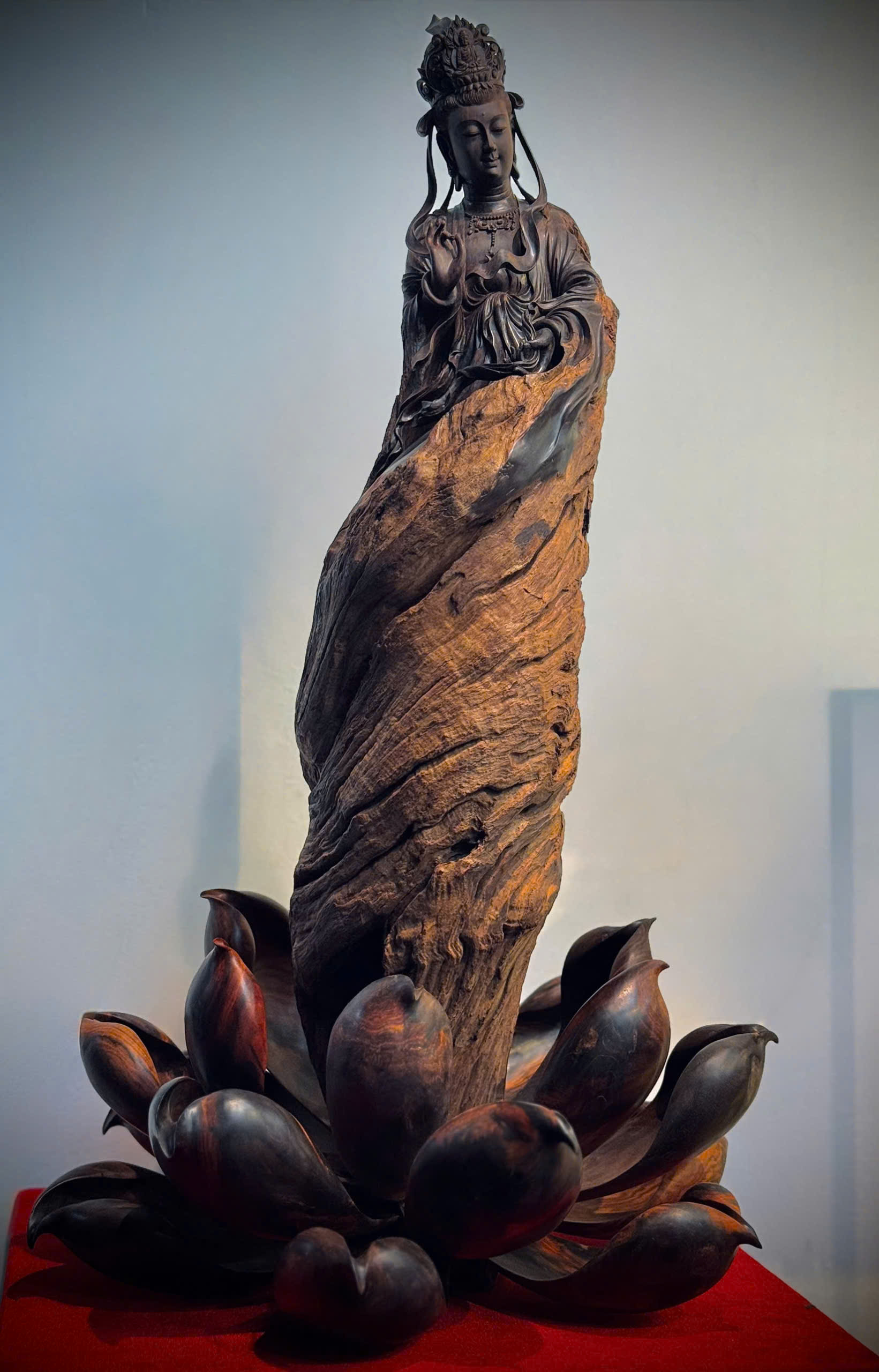 TƯỢNG PHẬT QUAN ÂM ĐỨNG TRÊN ĐÀI SEN