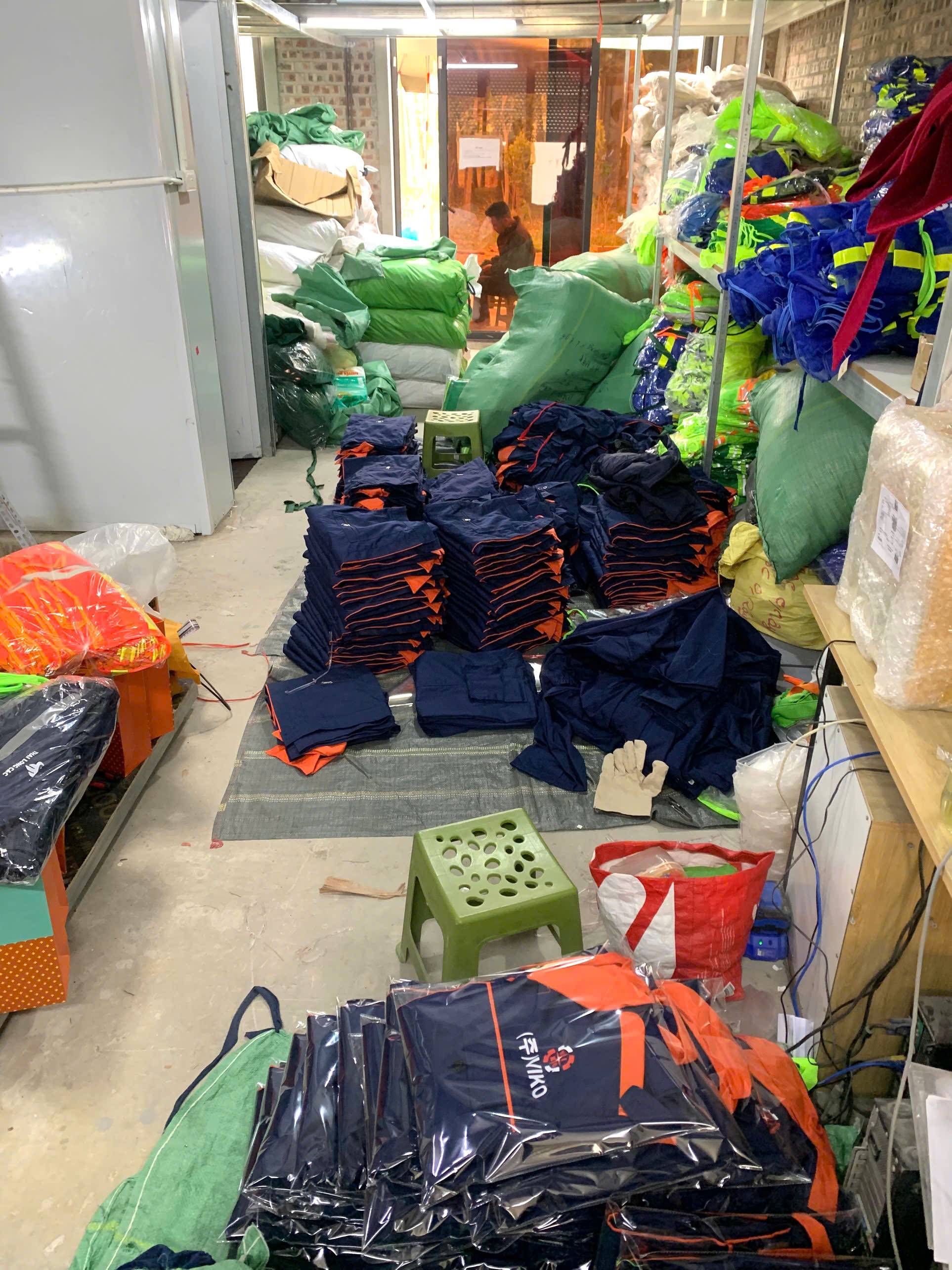 xuong-may-ao-phan-quang-bao-ho-lao-dong-san-xuat-so-luong-lon-giao-hang-toan-quo