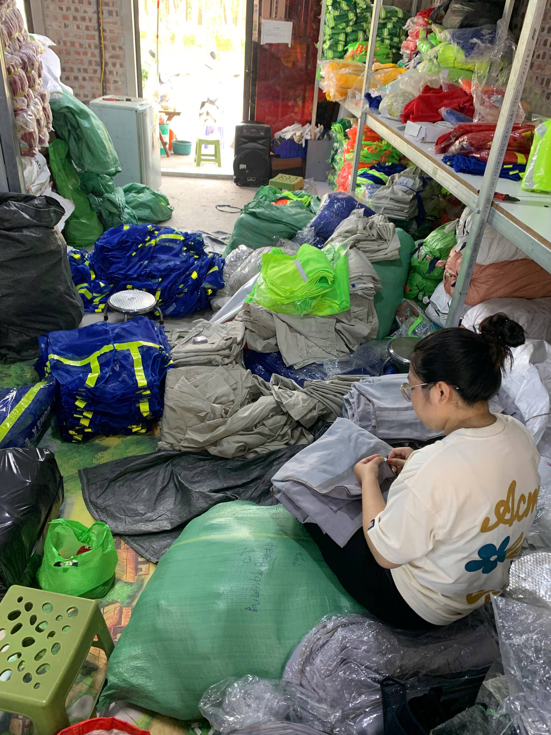 xuong-san-xuat-do-bao-ho-lao-dong-tai-thien-phu-hang-luon-san-giao-nhanh-toan-qu