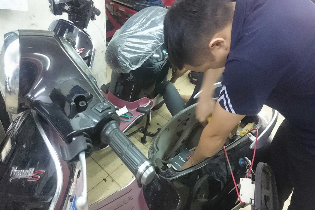 Ắc quy Vespa là một trong những phụ tùng quan trọng của chiếc xe cổ điển này. Hãy cùng chúng tôi khám phá hình ảnh về các loại ắc quy Vespa đang được sử dụng hiện nay, và cách bảo quản và sử dụng chúng để đảm bảo cho động cơ hoạt động ổn định và bền bỉ.