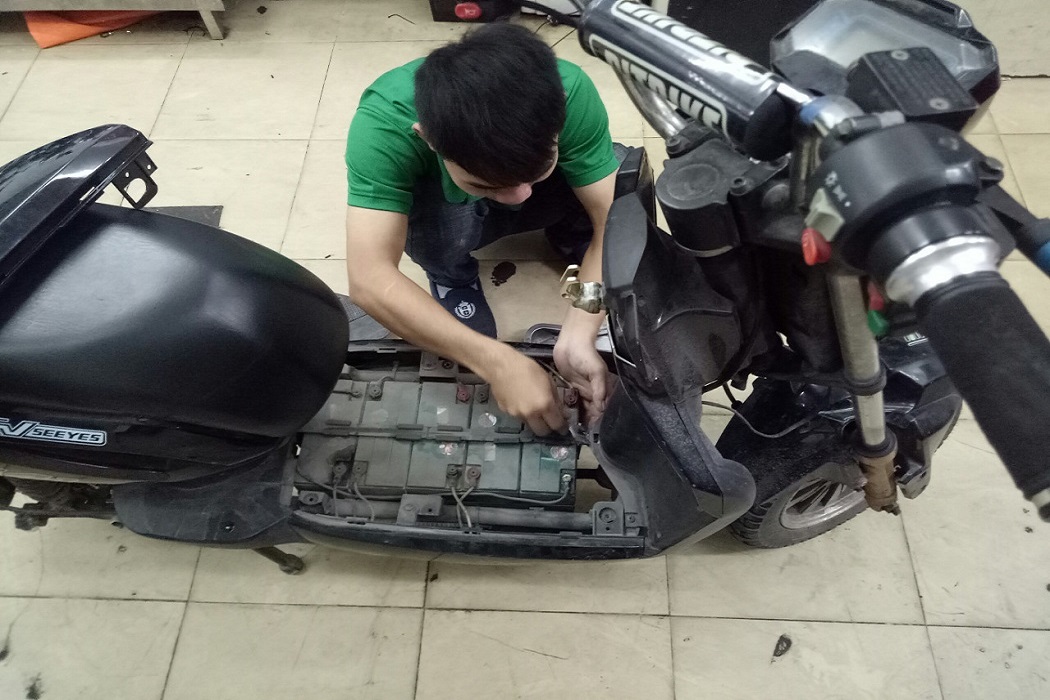 THAY ẮC QUY XE MÁY ĐIỆN JEEK TẠI NHÀ MIỄN PHÍ