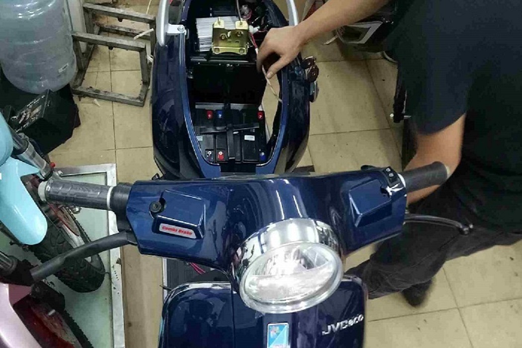 THAY ẮC QUY XE MÁY ĐIỆN VESPA TẬN NHÀ MIỄN PHÍ ĐI LẠI