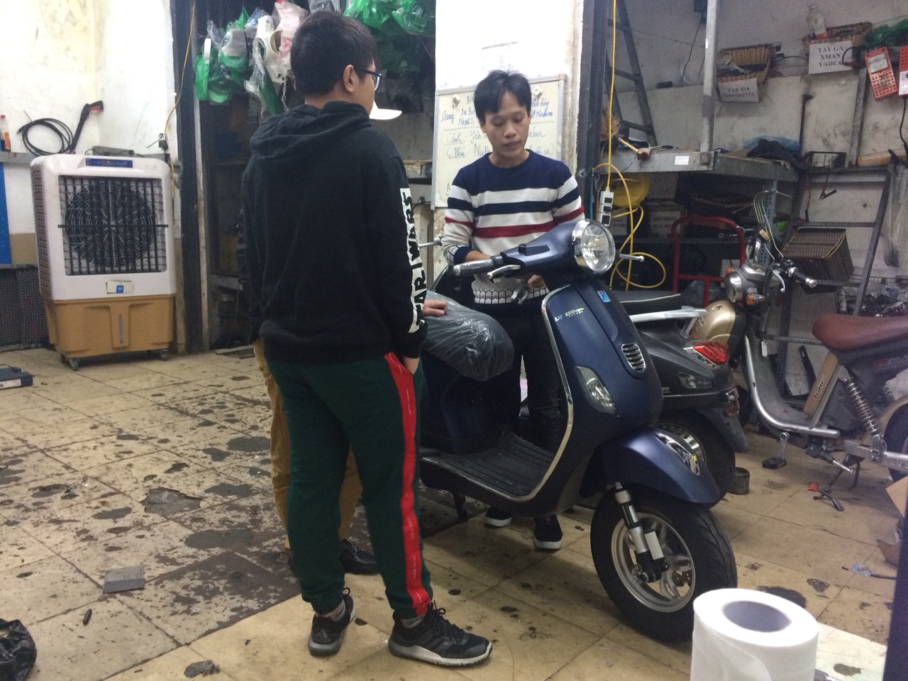 REVIEW THAY BÌNH ẮC QUY XE MÁY ĐIỆN VESPA TẠI XE ĐIỆN LAN ANH